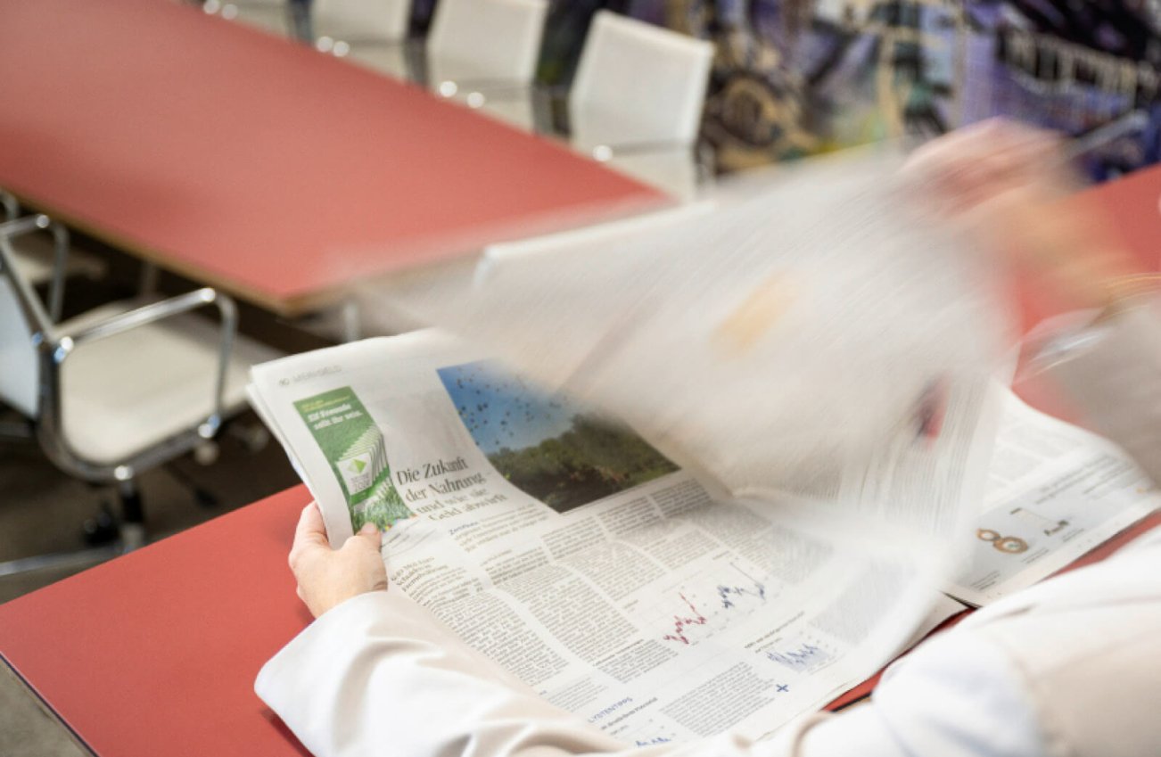 Zeitung umblättern