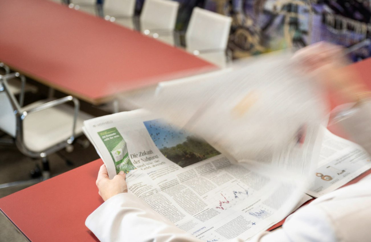 Zeitung umblättern